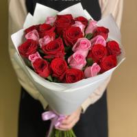 Букет из красных и розовых роз 25 шт. (60 см)